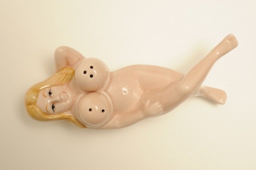Salz und Pfefferstreuer in Form einer liegenden Frau © Werkbundarchiv_-Museum der Dinge Berlin, Armin Herrmann